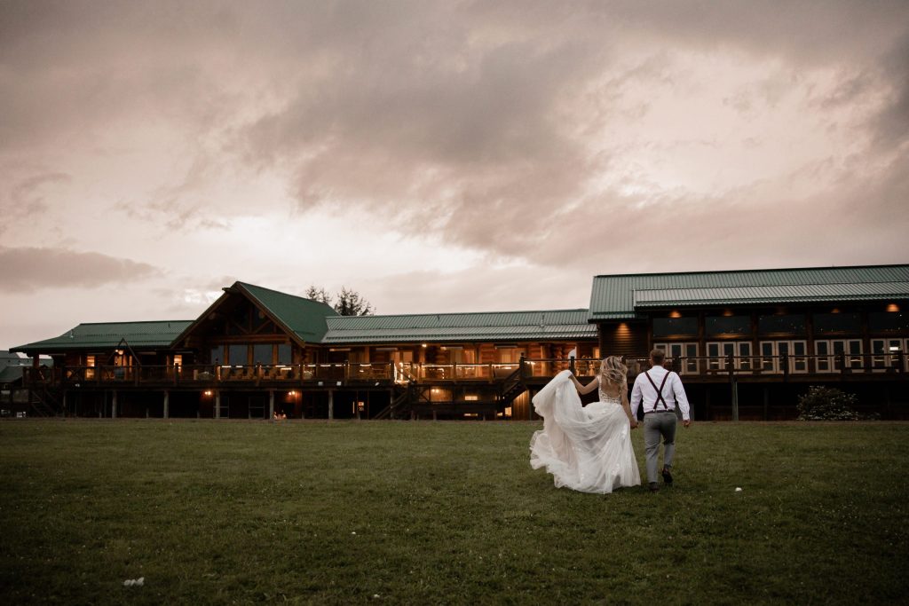 Reasons to have a photographer at your wedding reception